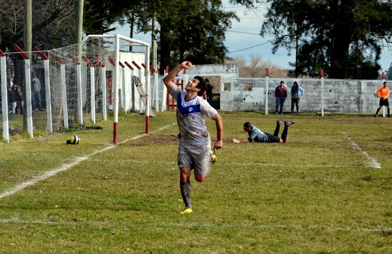 gol juan ramon foto azul con la v blanca