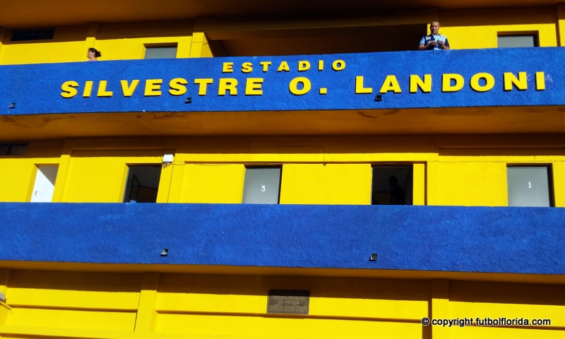 inscrpicion en el acceso principal del estadio landoni prensa idd