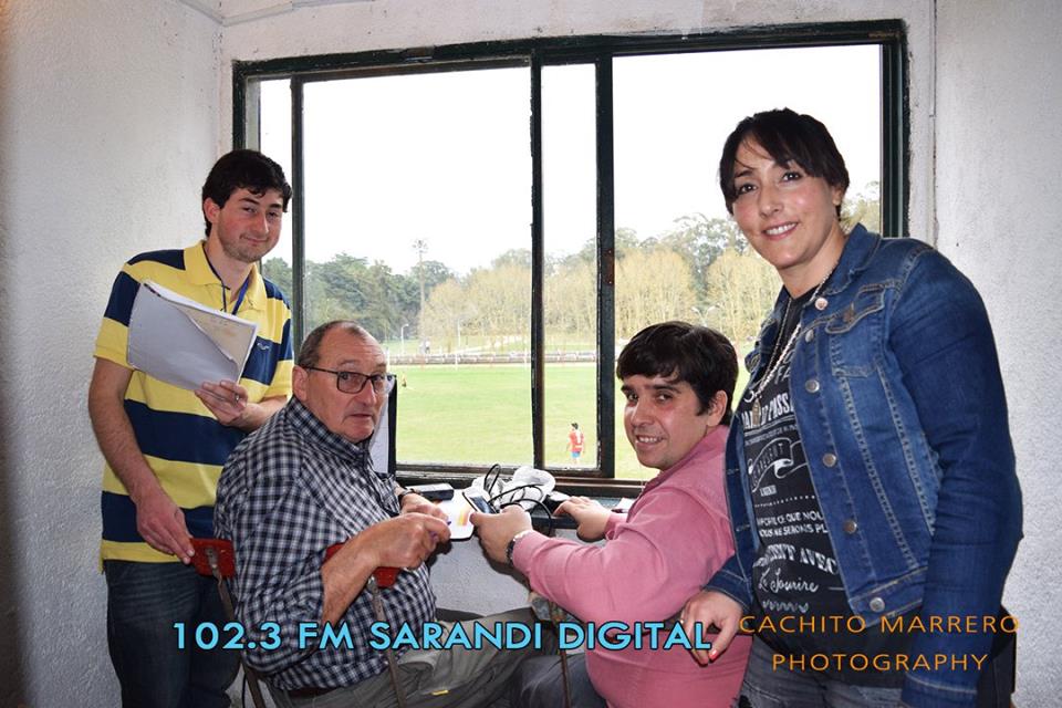 el equipo deportivo de fm digital volvic3b3 a las cabinas del estadio