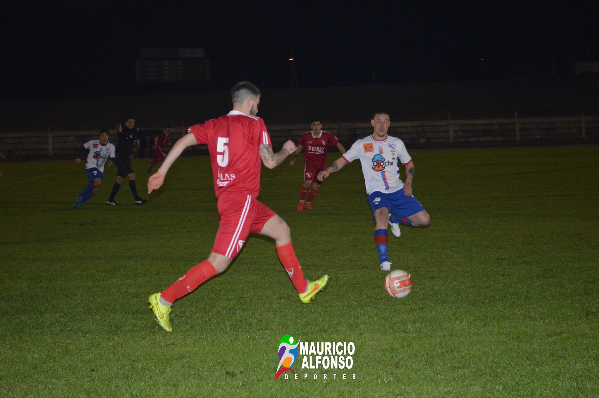 Encuentro en el estadio Köster donde Independiente superó a Sandú Chico por 6 goles a 1 con el balón Carlos Arrúe en la marca Ismael Torres del albo