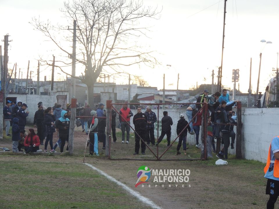 HINCHAS JOVENCITOS DE OLIMPICO DEJAN EL ESTADIO PARA BUSCAR AL AGRESOR QUE LES GRITO EL GOL