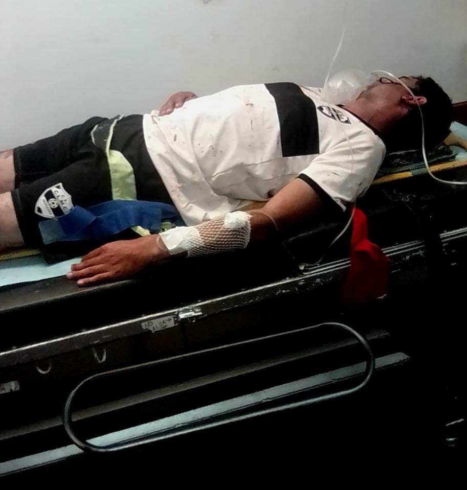 El jugador Miguel Rodríguez de Con Los Mismos Colores trasladado a centro asistencial al ser golpeado por parciales