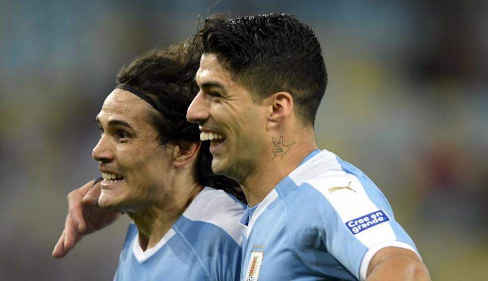 suarez cavani ovacion