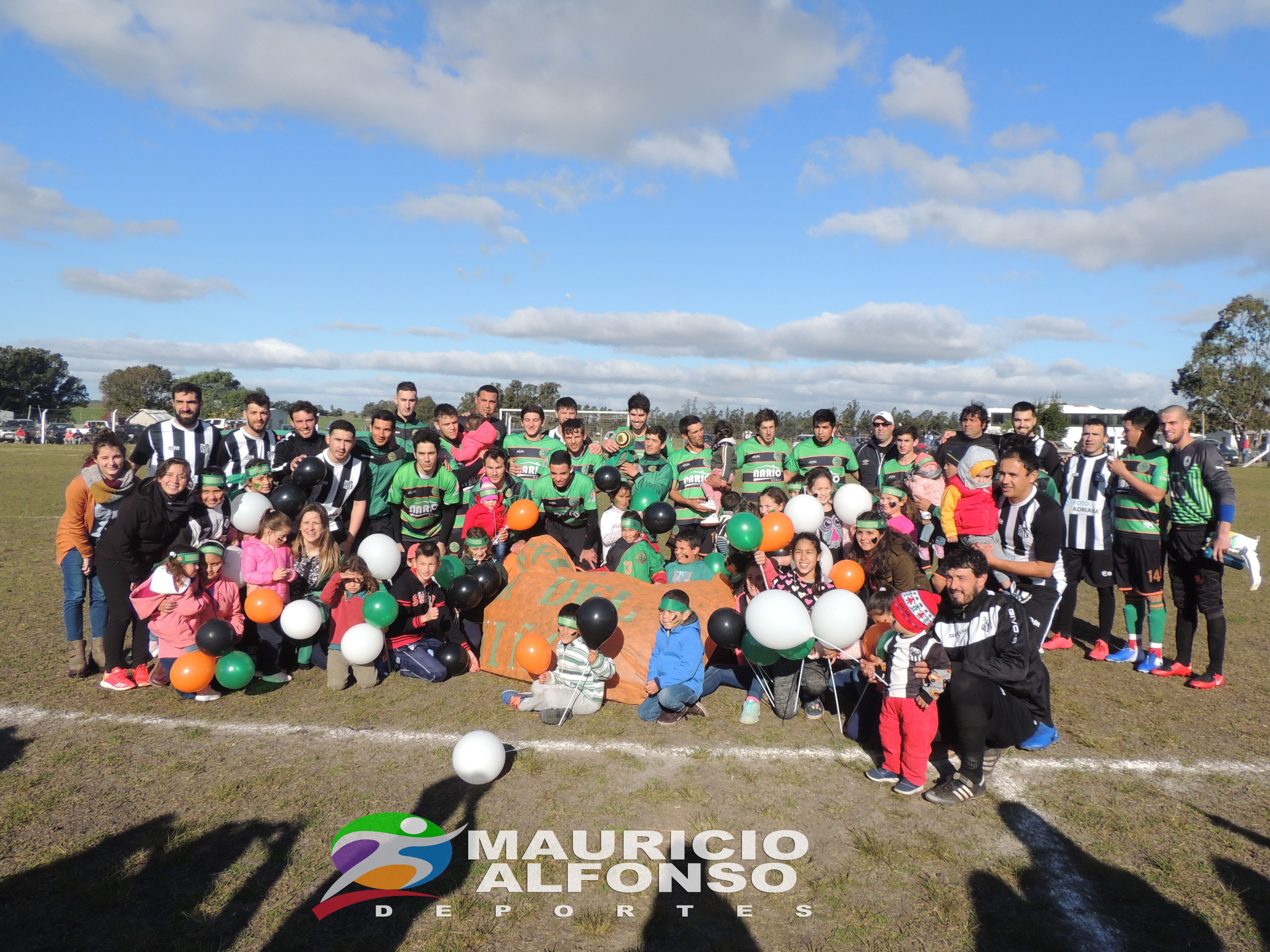 EQUIPOS DE TABARÉ DE EGAÑA Y WANDERERS DE PALMITAS POSARON JUNTOS EN EL DIA DEL ÑIÑO