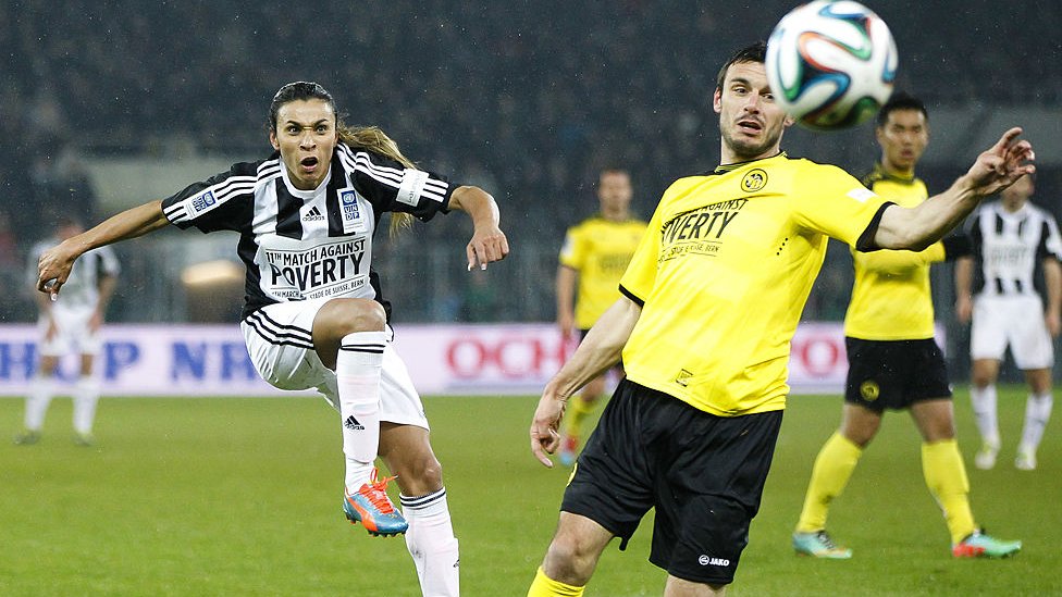 hombre y mujer futbol