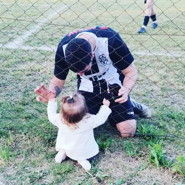 1 Nito Alvarez festeja con su pequena hija